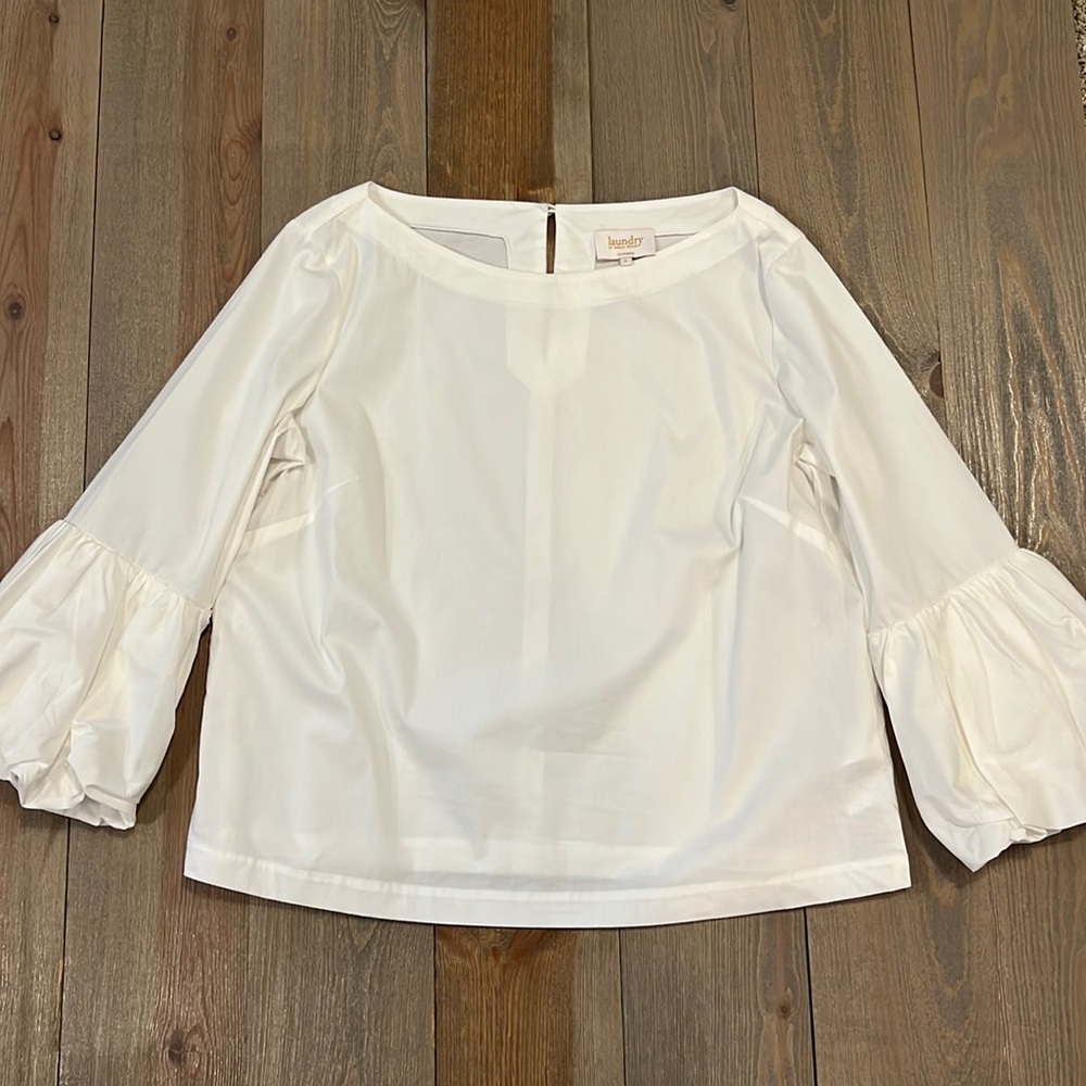 🌸 5 for $20 Laundry by Shelli Segal crisp white top with puff wrist sleeves. L